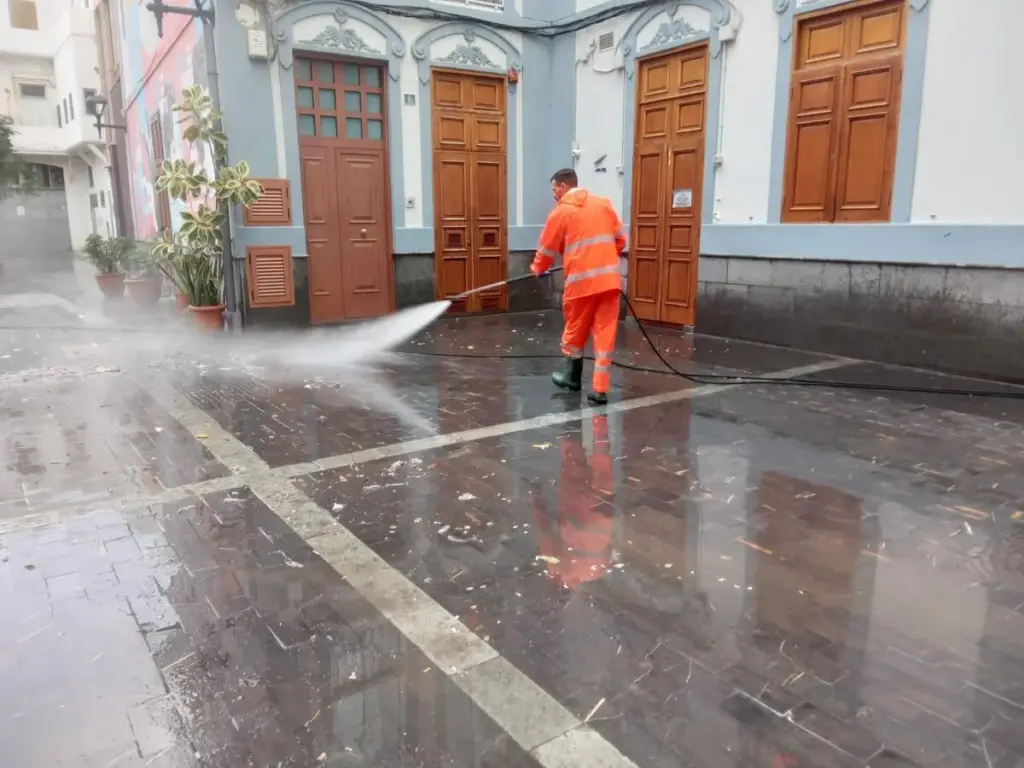 Mas de 1.200 kilos de residuos se han retirado en Las Palmas de Gran Canaria en los trabajos nocturnos que continuaban a primera hora de la mañana por las calles de la ciudad / Ayuntamiento de Las Palmas de Gran Canaria 