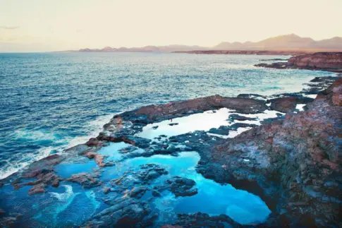 Dos pescadores en Los Charcones, en Lanzarote, afectados por un golpe de mar