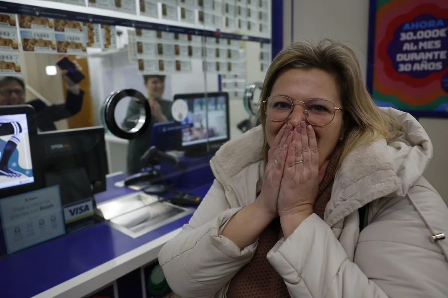 essica, responsable de soporte y atención al cliente de la administración de loterías del número 10 de la calle Barquillo, en Madrid, donde se ha vendido íntegramente el 70.048, el segundo premio del Sorteo Extraordinario de la Lotería de Navidad. EFE/Mariscal
