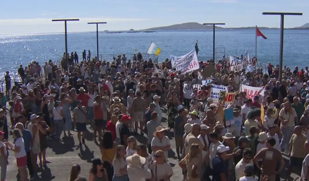 El Paseo de Salinetas acoge una cadena humana contra las jaulas marinas