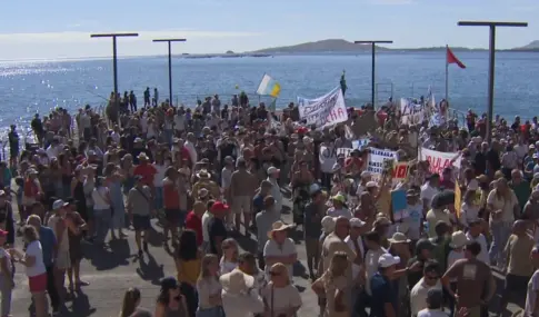 El Paseo de Salinetas acoge una cadena humana contra las jaulas marinas