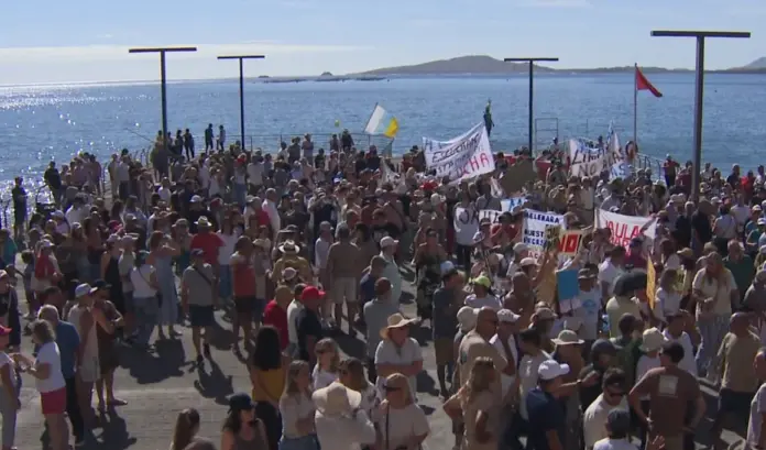 El Paseo de Salinetas acoge una cadena humana contra las jaulas marinas