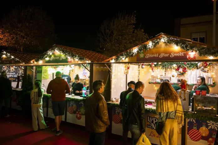 A toda esta oferta de dinamización por la Navidad hay que unir el gran mercadillo que se ha repartido por distintos rincones de la plaza del Cristo