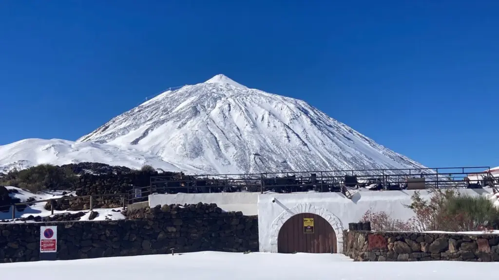 Intensa nevada la que dejó Emilia a su paso por Canarias. En la imagen el Teide con una nevada que no se recordaba desde 2016 / RTVC
