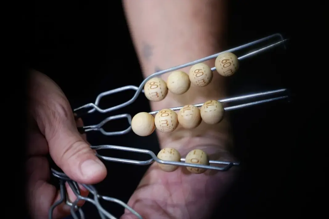 Los operarios preparan las bolas que cada año tienen los números y los premios de la Lotería de Navidad a su llegada al Teatro Real de Madrid / Europa Press