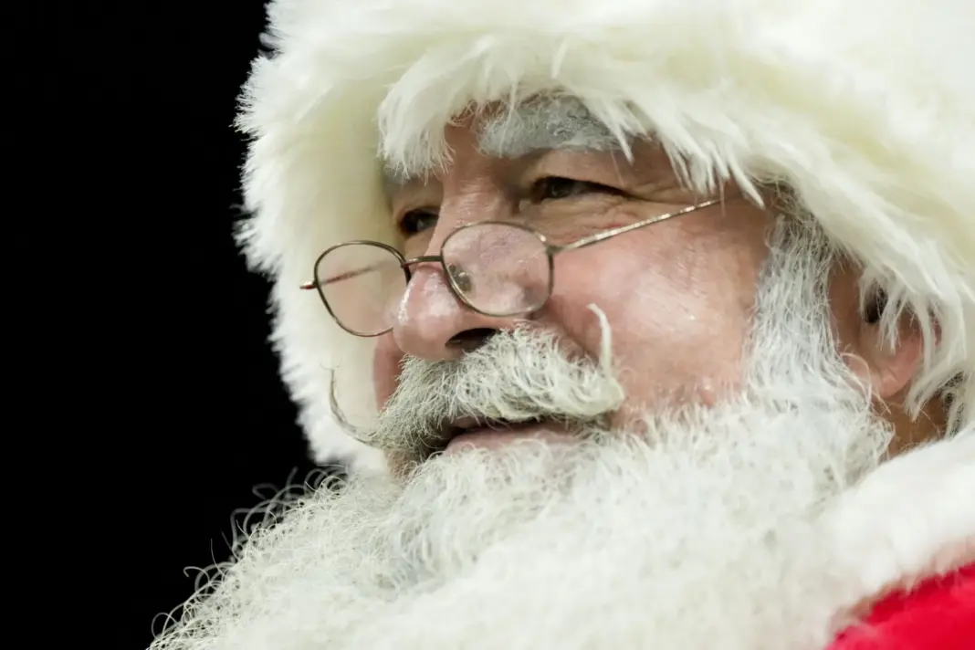 Papa Noel viaja en su trineo volando hacia Canarias como cada 24 de diciembre