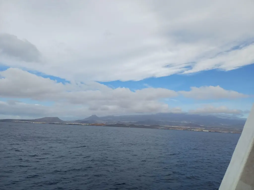 Imagen que envía una de las pasajeras del estado de la mar en el traslado del buque al puerto de Santa Cruz de Tenerife / RTVC 