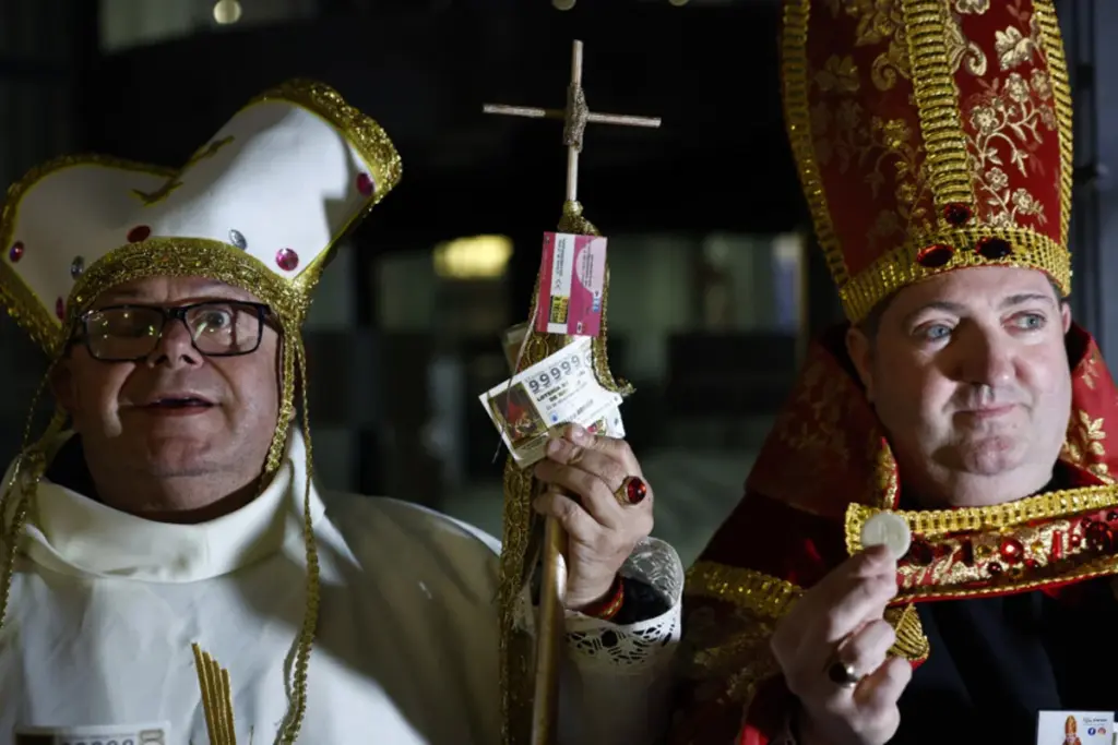 Dos de los protagonistas que acuden con disfraces cada año al Teatro Real en Madrid aguardan ya su turno en la cola para el día del sorteo / EFE