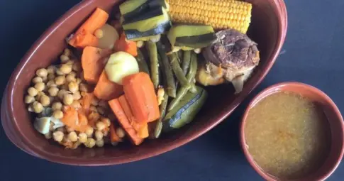 Más de 500 personas degustan el puchero canario en La Vega de San Mateo este sábado