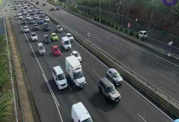 Retenciones de varios kilómetros en la autopista del norte de Tenerife por el choque de dos vehículos a la altura de Padre Anchieta