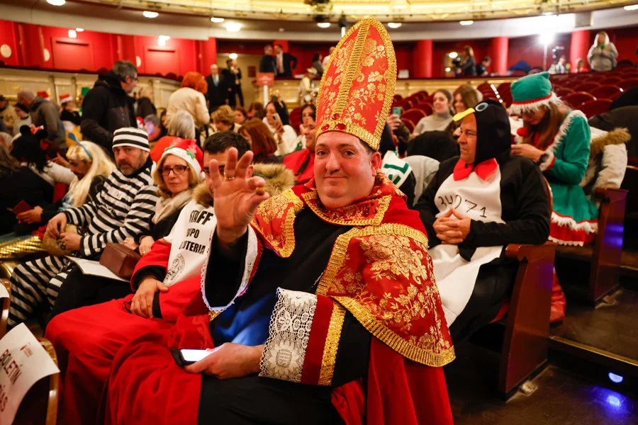Juan Manuel López, conocido como el 'obispo' de la Lotería de Navidad, posa tras acceder al patio de butacas del Teatro Real / EFE