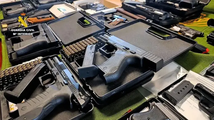 La Guarda Civil desmantela una organización dedicada a fabricar armas y traficar cocaína