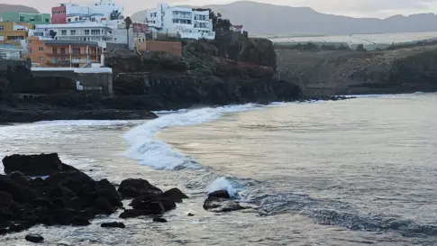 Calima, lluvias débiles y prealerta por fenómenos costeros para este sábado en las islas