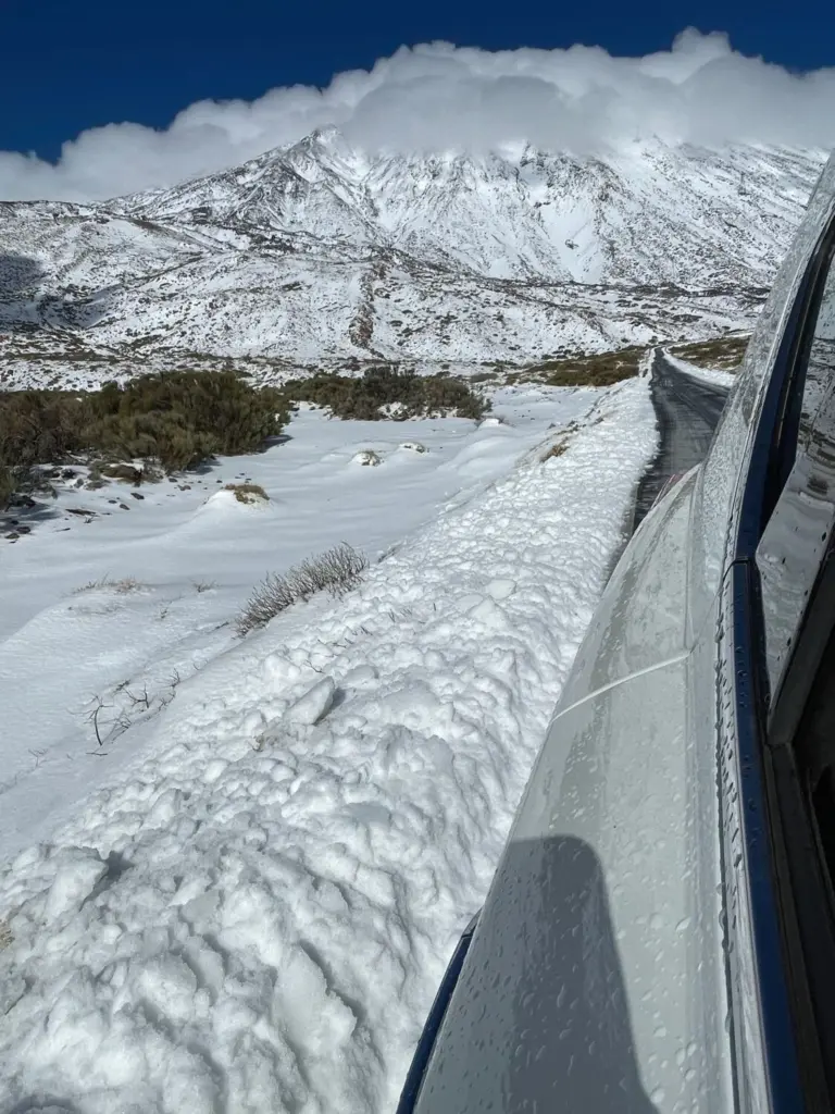 Los trabajos de retirada de la nieve se realizan para poder abrir cuanto antes los accesos con seguridad 