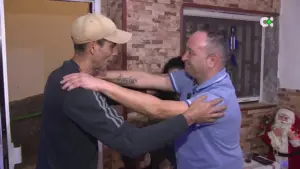 Momento en el que Carlos acoge a la familia que pasó la noche en la calle con su hijo de cuatro años