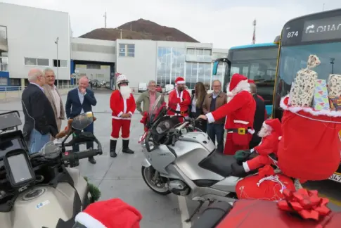 Guaguas Municipales y Global colaboran en la primera ‘Papanoelada Motera’