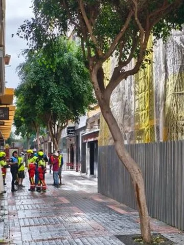 Una casa antigua se derrumba en el centro de Las Palmas de Gran Canaria