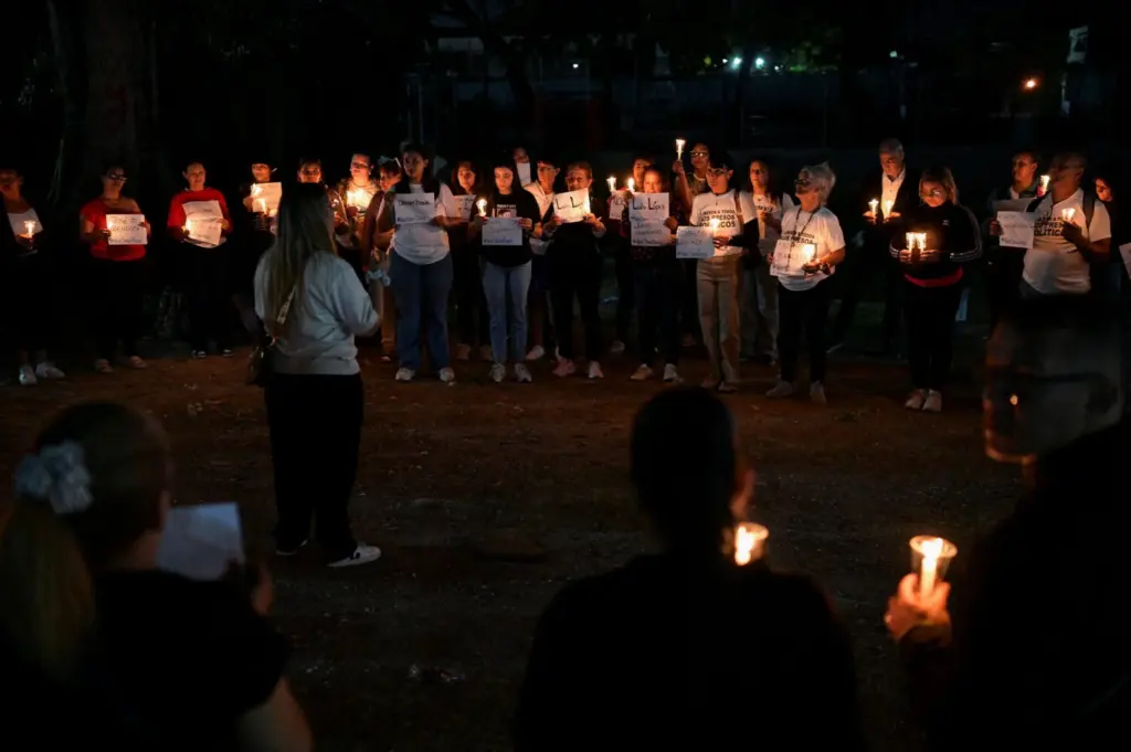 Familiares realizan una vigilia con velas afuera de la cárcel de El Rodeo, mientras el gobierno de Venezuela comienza a liberar a algunos detenidos. La liberación de presos políticos marca una medida largamente exigida por grupos de derechos humanos, organismos internacionales y líderes de la oposición, en El Rodeo, Guatire, estado Miranda, Venezuela, 10 de enero de 2026. REUTERS/Gaby Oraa