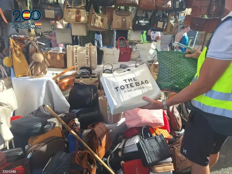 Diez detenidos en Tenerife por la venta de productos falsificados valorados en más de 1,2 millones de euros