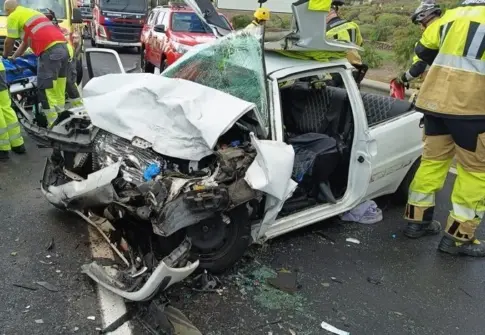 Cinco heridos, uno de ellos grave, tras la colisión de dos vehículos en la TF-28 en Arona