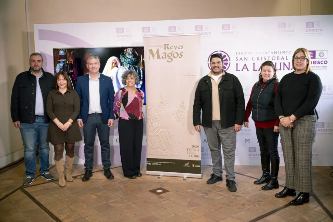 Tejina prepara su Auto de los Reyes Magos con un ojo puesto en la lluvia