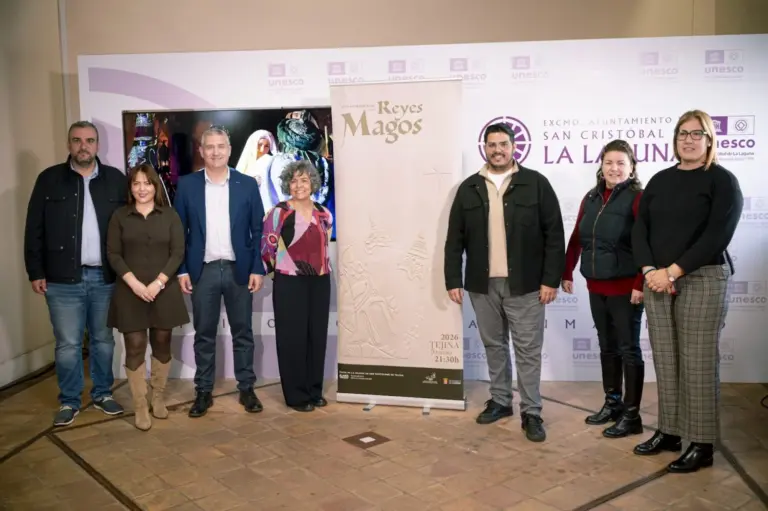 Tejina prepara su Auto de los Reyes Magos con un ojo puesto en la lluvia
