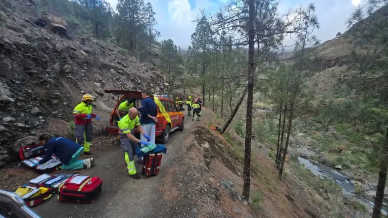 Dos fallecidos y dos heridas graves al caer un vehículo en una charca de Gran Canaria