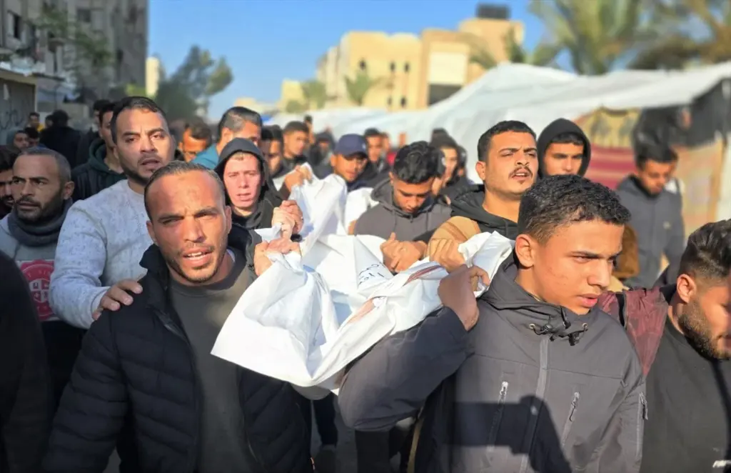 Palestinos participan en la procesión fúnebre de dos cadáveres, incluido el de un niño, en el Hospital Nasser de Khan Younis. Murieron en un ataque aéreo israelí contra la zona de Al-Mawasi, al oeste de Khan Younis, en el sur de la Franja de Gaza.