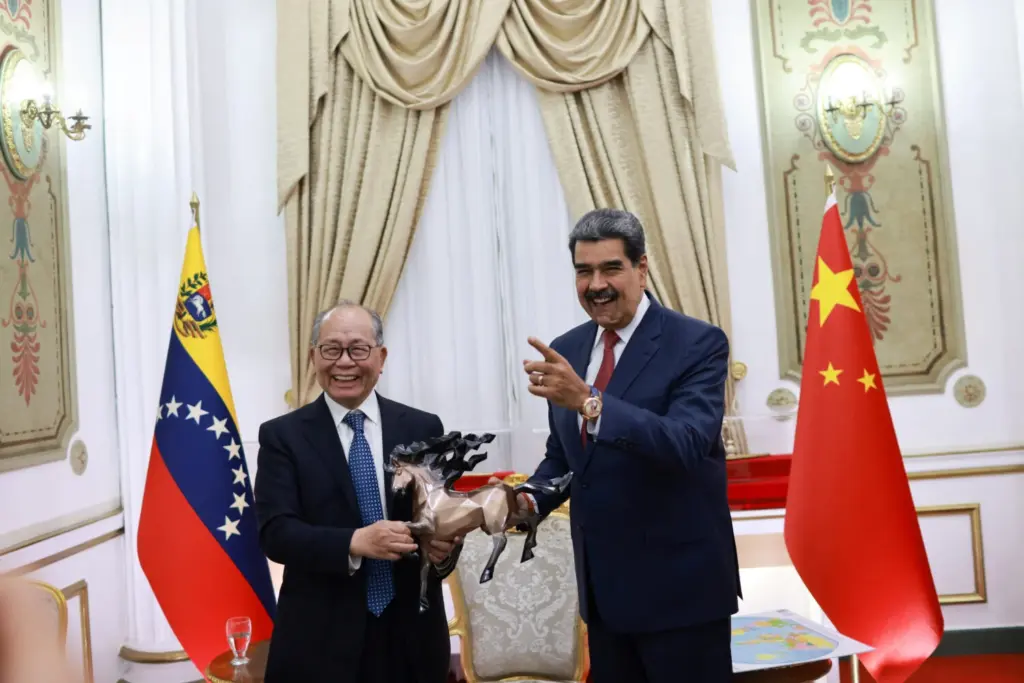 Nicolás Maduro con el representante del Gobierno chino para América Latina. Imagen Reuters