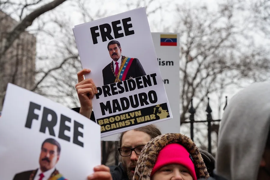 Manifestantes sostienen pancartas a favor de Maduro frente al juzgado federal Daniel Patrick Moynihan. EFE/EPA/Olga Fedorova