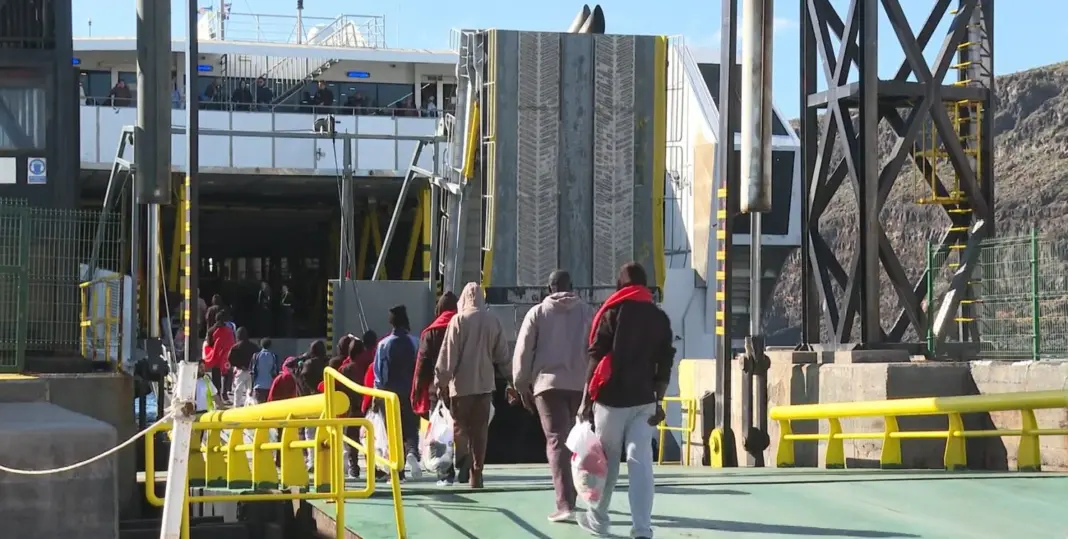 Los migrantes que han llegado a La Gomera embarcan hacia Tenerife. Imagen RTVC