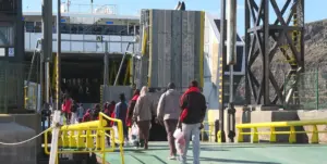 Los migrantes que han llegado a La Gomera embarcan hacia Tenerife. Imagen RTVC