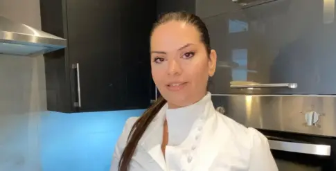 La chef pastelera tinerfeña Miriam Hernández lleva el Roscón de Reyes a los jugadores del Chelsea FC