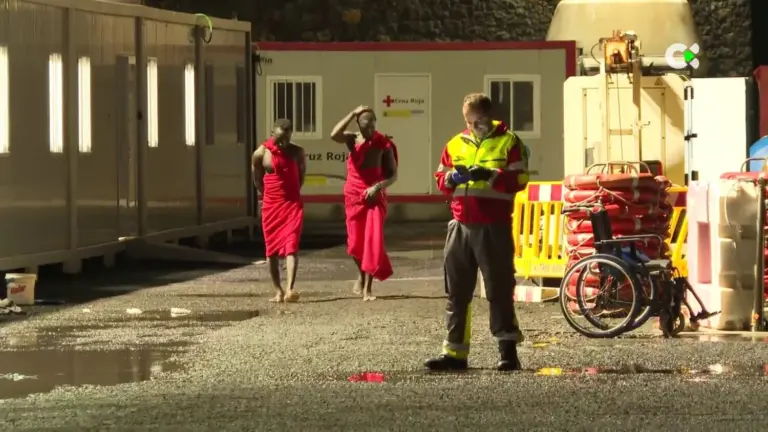 Rescatan un cayuco con 150 personas a bordo al sur de El Hierro