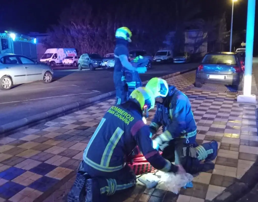 Bomberos de Gran Canaria salvan la vida a un bebé con síntomas de asfixia en una intervención de madrugada