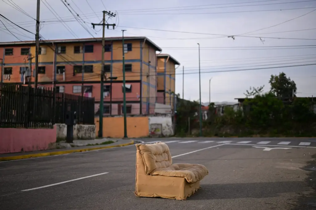 Un sofá abandonado yace en una calle, después de que el presidente de Estados Unidos, Donald Trump, dijera que Estados Unidos atacó a Venezuela y capturó a su presidente, Nicolás Maduro, en Caracas, Venezuela, el 3 de enero de 2026. REUTERS/Gaby Oraa