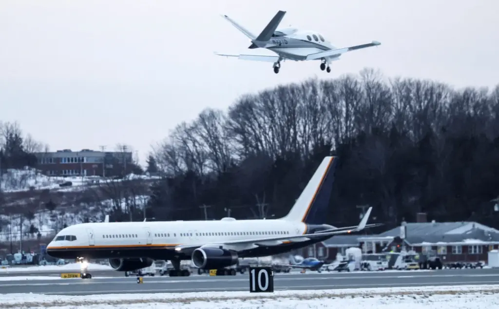 Un avión que transporta al presidente de Venezuela, Nicolás Maduro, y a su esposa, Cilia Flores, avanza por la pista a su llegada, antes de su comparecencia programada ante el tribunal federal de Manhattan, en la Base de la Guardia Nacional Aérea Stewart en Newburgh, Nueva York, EE. UU., el 3 de enero de 2026. REUTERS/Mike Segar