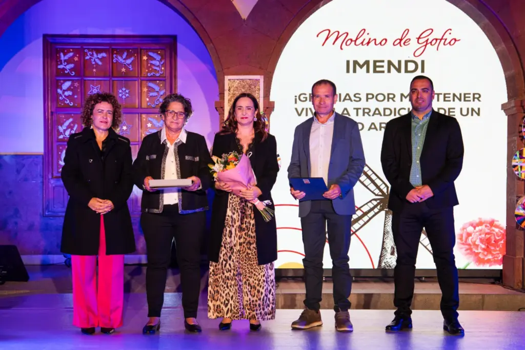 El acto rindió homenaje al Molino de Gofio Imendi por su trayectoria endefensa de las tradiciones y el producto local