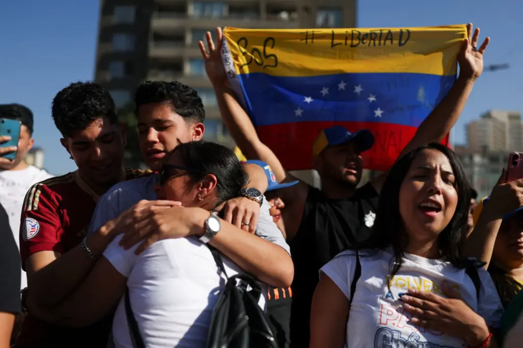 Los venezolanos se reúnen para celebrar, después de que el presidente de Estados Unidos, Donald Trump, dijera que Estados Unidos atacó a Venezuela y depuso a su presidente Nicolás Maduro, en Santiago, Chile, el 3 de enero de 2026. REUTERS/Pablo Sanhueza