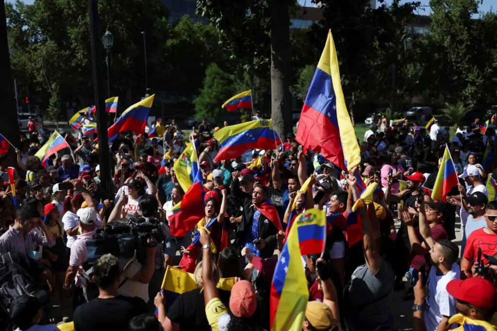 Los venezolanos se reúnen para celebrar, después de que el presidente de Estados Unidos, Donald Trump, dijera que Estados Unidos atacó a Venezuela y depuso a su presidente Nicolás Maduro, en Santiago, Chile, el 3 de enero de 2026. REUTERS/Pablo Sanhueza
