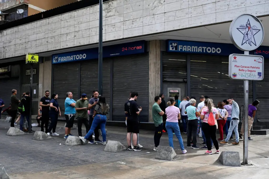 La gente hace cola frente a una farmacia, después de que el presidente de Estados Unidos, Donald Trump, dijera que Estados Unidos había atacado a Venezuela y capturado a su presidente, Nicolás Maduro, en Caracas, Venezuela, el 3 de enero de 2026. REUTERS/Maxwell Briceno