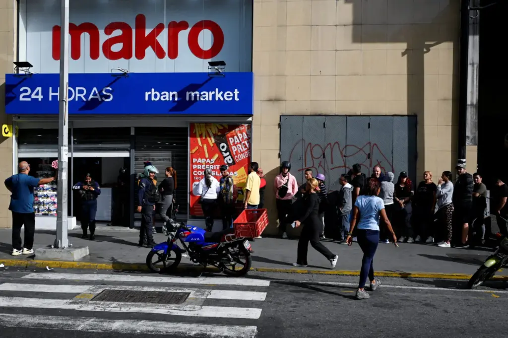 La gente hace cola en un supermercado, después de que el presidente de Estados Unidos, Donald Trump, dijera que Estados Unidos había atacado a Venezuela y capturado a su presidente, Nicolás Maduro, en Caracas, Venezuela, el 3 de enero de 2026. REUTERS/Maxwell Briceno