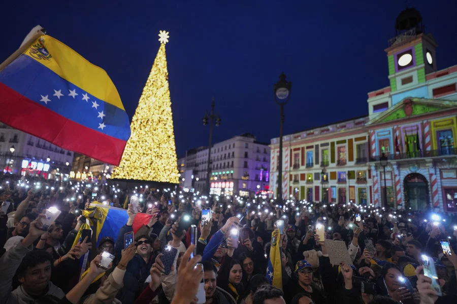 MADRID, 03/01/2026.- Manifestación de ciudadanos venezolanos tras el operativo militar de parte de Estados Unidos contra Venezuela para arrestar al presidente de ese país, Nicolás Maduro, este sábado en la Puerta del Sol, en Madrid. EFE/ Borja Sánchez-Trillo