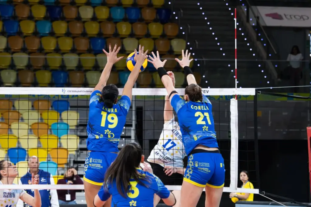 Una de las jugadas del partido de octavos de la Challenge Cup que enfrentó al CV Emalsa Gran Canaria y al OK Nebo de Croacia / CV Emalsa Gran Canaria