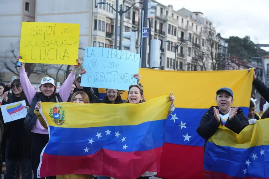 Decenas de personas durante una concentración para celebrar la captura de Maduro, frente al Ayuntamiento de Bilbao, a 4 de enero de 2026, en Bilbao, Vizcaya. Imagen Europa Press