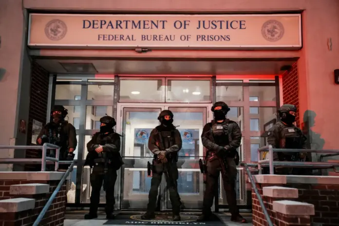 Oficiales federales del Departamento de Justicia de EE. UU. hacen guardia afuera del Departamento de Justicia, junto al Centro de Detención Metropolitano en Brooklyn (MDC Brooklyn), después de que Estados Unidos atacara a Venezuela y capturara a su presidente Nicolás Maduro y a su esposa Cilia Flores durante la noche, en la ciudad de Nueva York, EE. UU., el 3 de enero de 2026. REUTERS/Eduardo Muñoz
