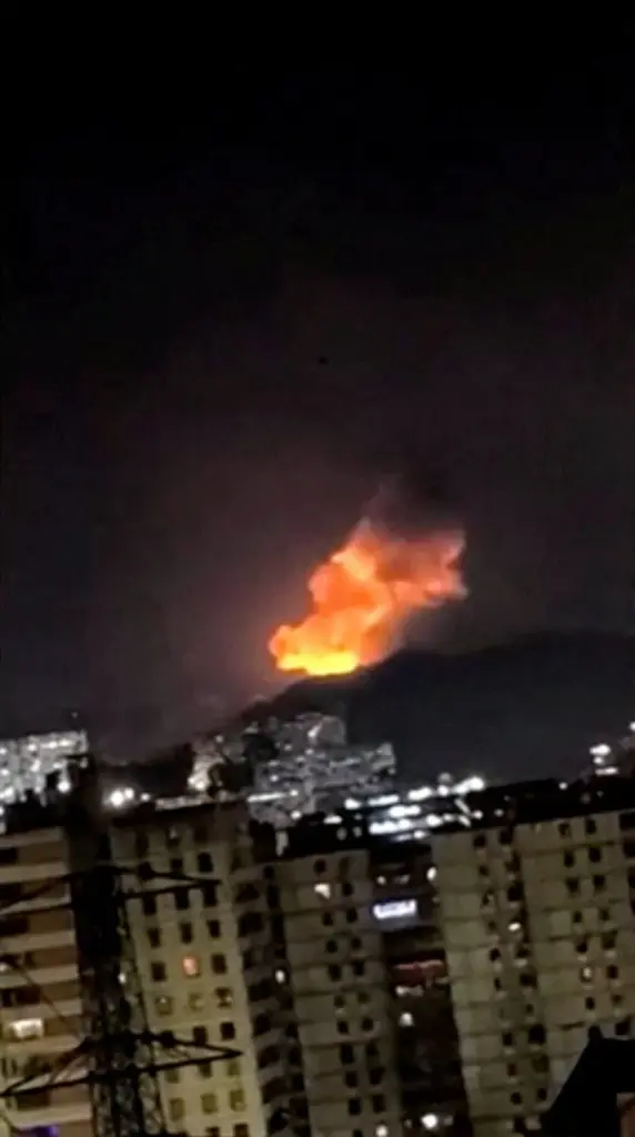 Una columna de humo se eleva durante múltiples explosiones en la madrugada del 3 de enero de 2026 en Caracas, Venezuela. Esta captura de pantalla se obtuvo de un video de Reuters. Video obtenido por Reuters/vía REUTERS. Esta imagen ha sido proporcionada por un tercero. Imágenes del día (TPX).