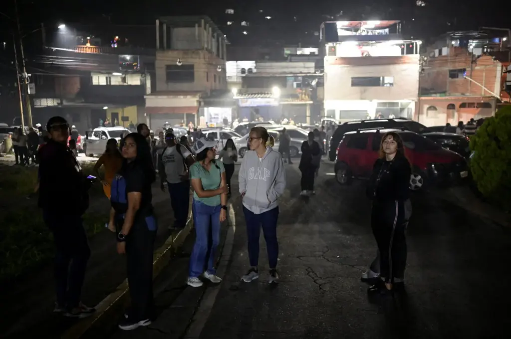 Personas, incluida Mariana González, hija de Edmundo González, se reúnen afuera de la cárcel de El Rodeo después de que el presidente de la Asamblea Nacional de Venezuela, Jorge Rodríguez, anunciara que un número significativo de presos extranjeros y venezolanos serán liberados, en El Rodeo, estado Miranda, Venezuela, el 8 de enero de 2026. REUTERS/Gaby Oraa