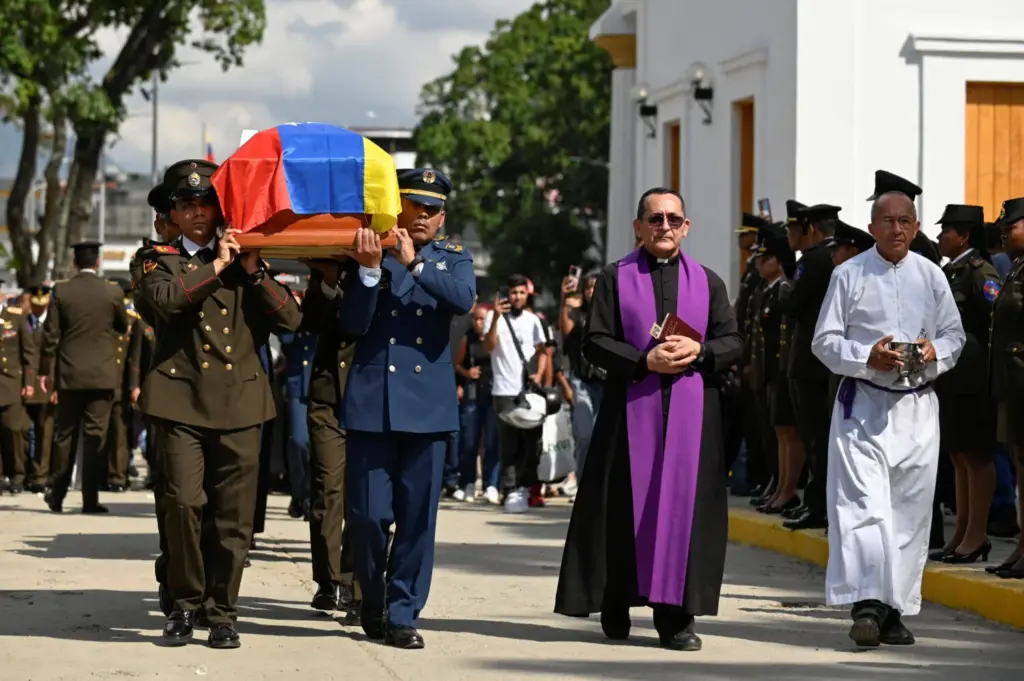 Personal militar lleva un ataúd durante el funeral de los soldados muertos en una operación estadounidense para capturar al líder venezolano Nicolás Maduro y a su esposa Cilia Flores en la capital el 3 de enero, en un cementerio de Caracas, Venezuela, el 7 de enero de 2026. REUTERS/Maxwell Briceno