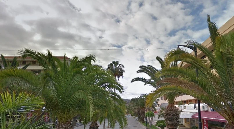 Calle Juan Reverón Sierra, Arona, Tenerife, donde un hombre fue herido de gravedad en una agresión